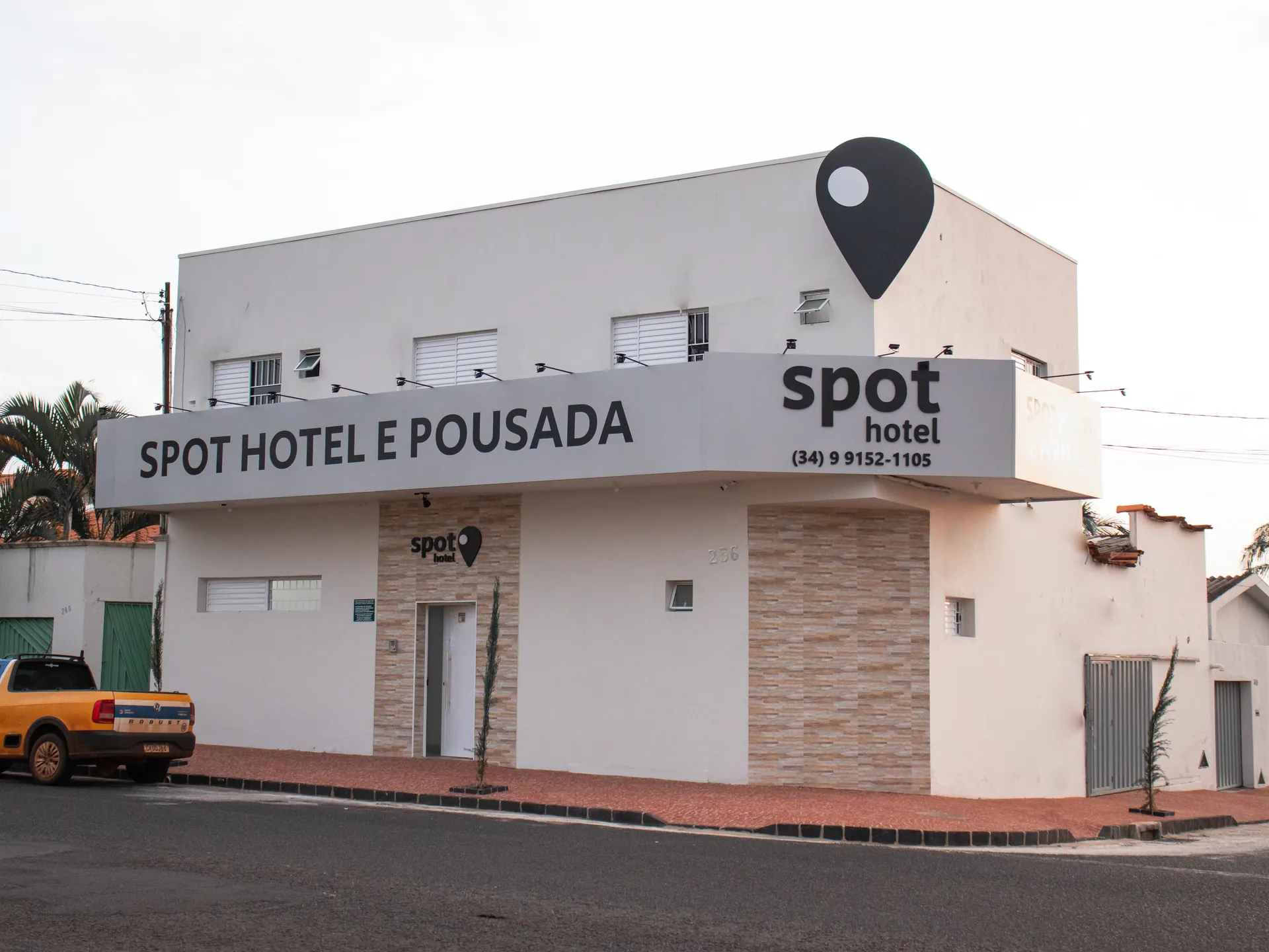 Fachada do Spot Hotel e Pousada vista da esquina